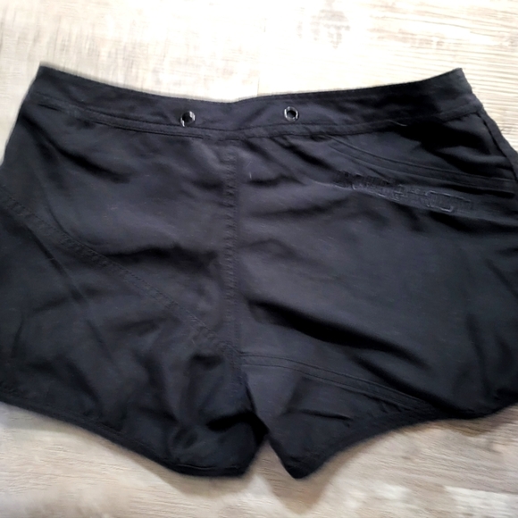 Powder Room running shorts - Picture 2 of 5